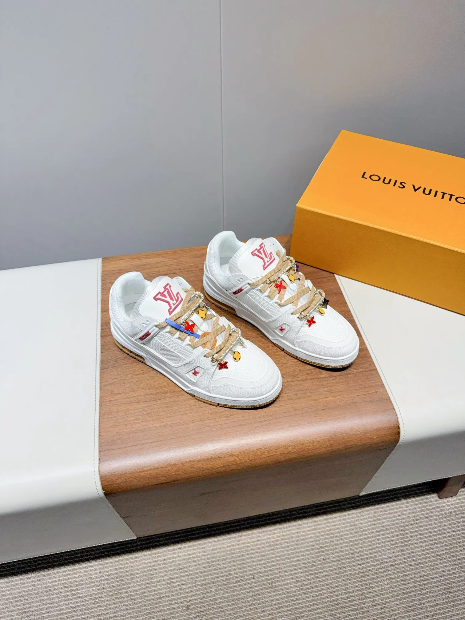👟👟Ex-factory price 780👟👟Louis Vuitto- Louis Vuitton Couple's Casual Sports Shoes Skateboard Shoes Original purchase, development and production This LV Traine- sports shoe is made of cow leather to create a complex upper, which requires several hours of ingenious sewing to complete. The classic configuration is from the hands of Virgil Ablo-, showing the inspiration of retro basketball shoes. Exquisite packaging at the delivery counter. Fabric: Original customized first-layer cowhide. Inner foot pad: Breathable mesh. Heel height: 3cm. Outsole: Original molded two-color TPU combination outsole. Size: 35-45 (40 for women and 45 for men. Custom-made, non-refundable) (Note: Bulk items do not come with buckles. Please inform us if you need buckles when ordering) Buckle +20